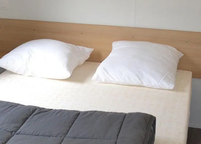 مكان تخييم Mobil Spacieux 4 Avec Terrasse - Api-1-52-326 Puy-lʼÉvêque